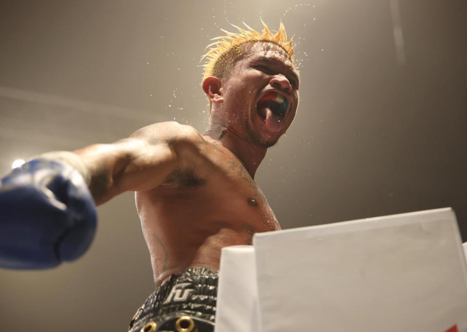 ルイス・ネリに３回ＴＫＯ勝ち、コーナーに飛び上がって雄叫びをあげるジョン・リエル・カシメロ（撮影・坂部計介）