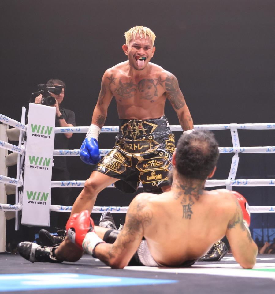 ４回、ルイス・ネリ（手前）にＴＫＯ勝ちしたジョン・リエル・カシメロ
