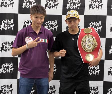 一夜明け会見を行った滝沢卓トレーナー（左）と矢吹正道