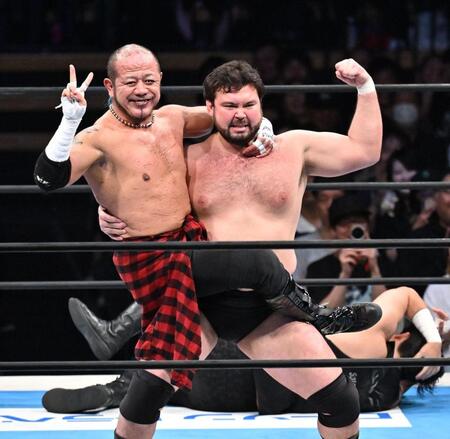 葛西純（左）とポーズをとるウルフアロン