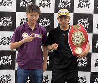 一夜明け会見を行った滝沢卓トレーナー（左）と矢吹正道