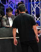 にらみ合う瓜田純士（奥）と樋口武大（手前）
