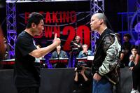 にらみ合う樋口武大（左）とダイスケ（右）