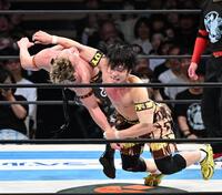 藤田晃生（左）を攻めるＹＯＨ