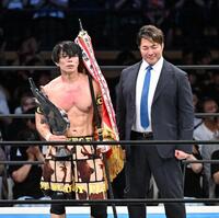 優勝したＹＯＨ（左）棚橋弘至社長
