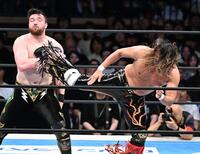 カラム・ニューマン（左）を攻める辻陽太