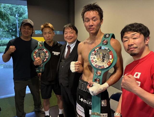 王座獲得を喜ぶ（左から）射場哲也会長、石井渡士也、大橋秀行会長、今永虎雅、八重樫東トレーナー