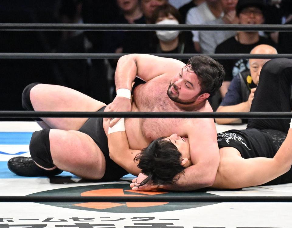 成田蓮（下）を攻めるウルフアロン