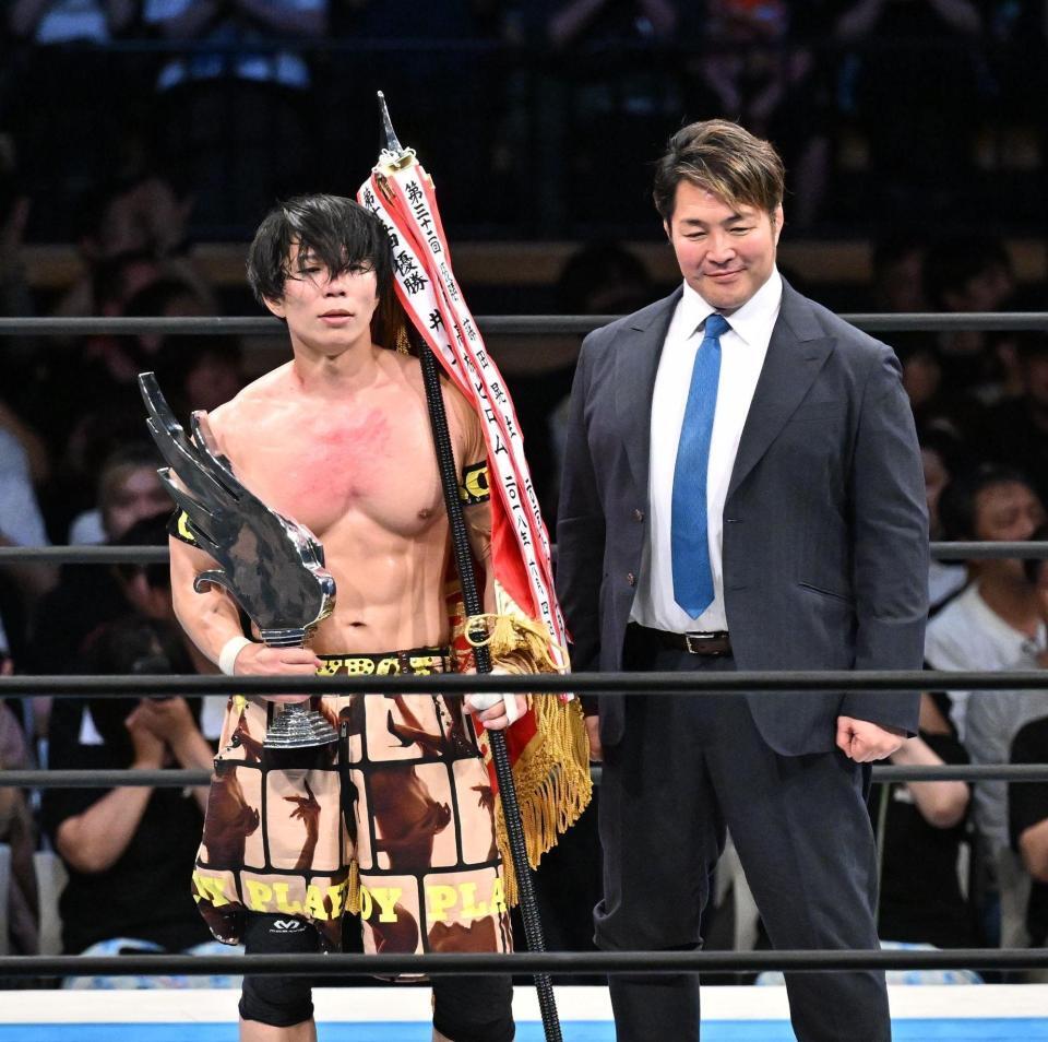 優勝したＹＯＨ（左）棚橋弘至社長