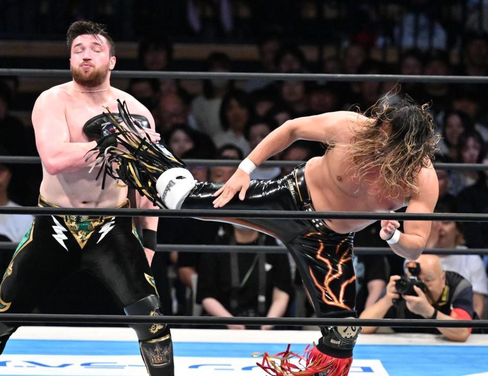 カラム・ニューマン（左）を攻める辻陽太