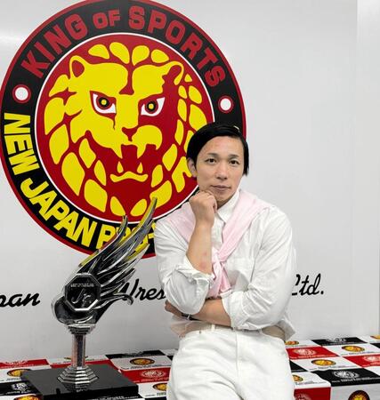 トレンディードラマ俳優風のいでたちで一夜明け会見に臨んだ「ＢＯＳＪ」覇者のＹＯＨ