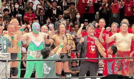 ＤＤＴと新日本の「一面対抗戦」に電撃登場し、ＡＥＷを含めた３団体所属としての決意を改めて表明した竹下幸之介（中央）
