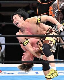 　藤田晃生（下）を攻めるＹＯＨ