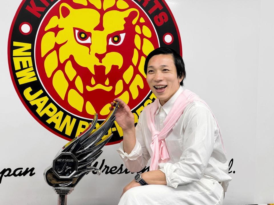 トレンディードラマ俳優風のいでたちで一夜明け会見に臨んだ「ＢＯＳＪ」覇者のＹＯＨ