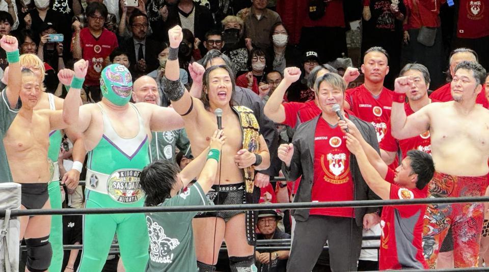 ＤＤＴと新日本の「一面対抗戦」に電撃登場し、ＡＥＷを含めた３団体所属としての決意を表明した竹下幸之介（中央）