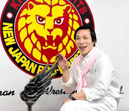 　トレンディードラマ俳優風のいでたちで一夜明け会見に臨んだ「ＢＯＳＪ」覇者のＹＯＨ
