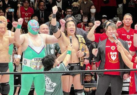 ＤＤＴと新日本の「一面対抗戦」に電撃登場し、ＡＥＷを含めた３団体所属としての決意を表明した竹下幸之介（中央）