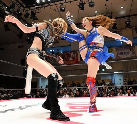 上福ゆき（左）の顔面にビックブーツを繰り出す荒井優希（東京女子プロレス提供）