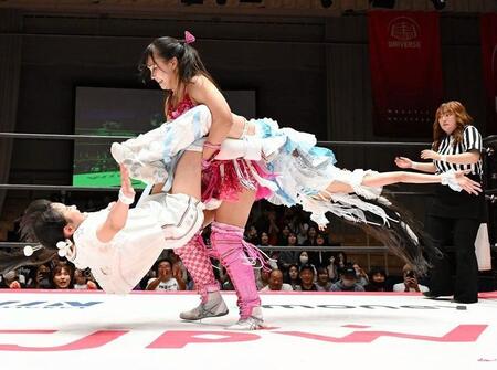 ２人同時にジャイアントスイングでぶん回す渡辺未詩（東京女子プロレス提供）