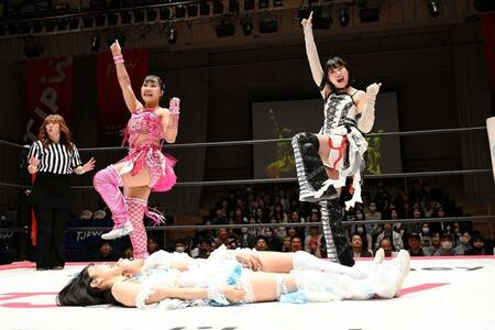 ノリノリで攻める渡辺未詩（左）と辰巳リカ（東京女子プロレス提供）