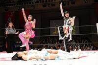 ノリノリで攻める渡辺未詩（左）と辰巳リカ（東京女子プロレス提供）