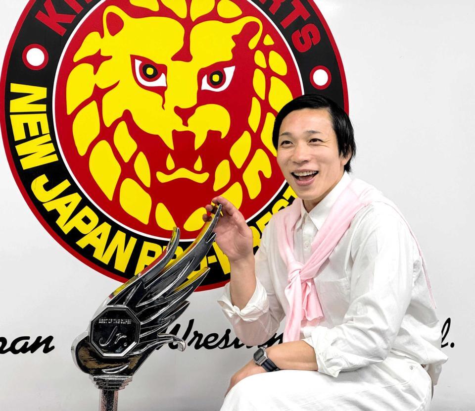 　トレンディードラマ俳優風のいでたちで一夜明け会見に臨んだ「ＢＯＳＪ」覇者のＹＯＨ