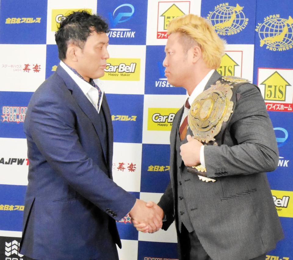 会見後に握手を交わす宮原健斗（右）と鈴木秀樹
