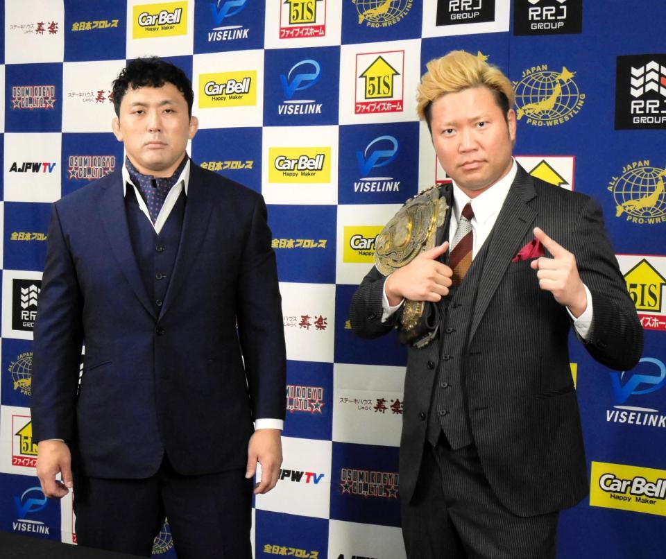 三冠ヘビー級選手権を争う宮原健斗（右）と鈴木秀樹