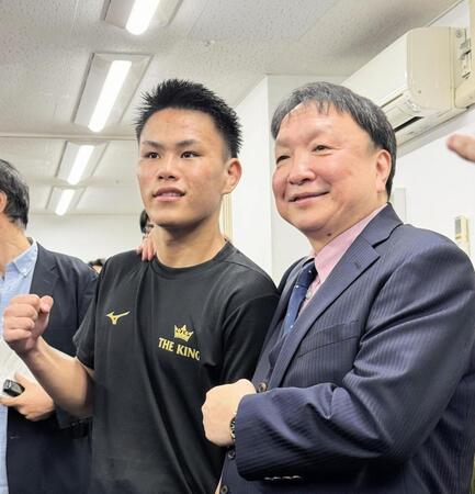 プロデビュー戦で２回ＴＫＯ勝ちした藤木勇我（左）と大橋ジムの大橋秀行会長