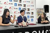 鈴季すず（右）からの痛烈批判に半泣きになりながらも反論するワールド王者・玖麗さやか（左）
