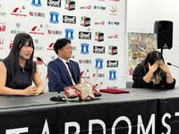 ワールド王者・玖麗さやか（左）から黒歴史を掘り起こされ、頭を抱える鈴季すず（右）