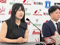 鈴季すずからの痛烈批判に半泣きになりながらも反論するワールド王者・玖麗さやか（左）