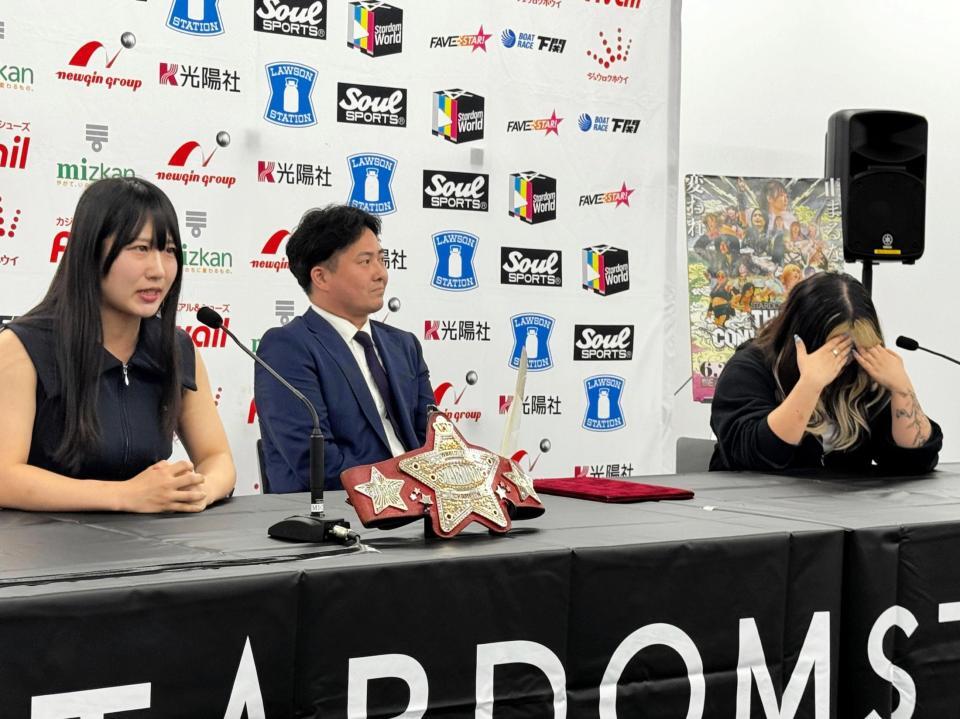 ワールド王者・玖麗さやか（左）から黒歴史を掘り起こされ、頭を抱える鈴季すず（右）