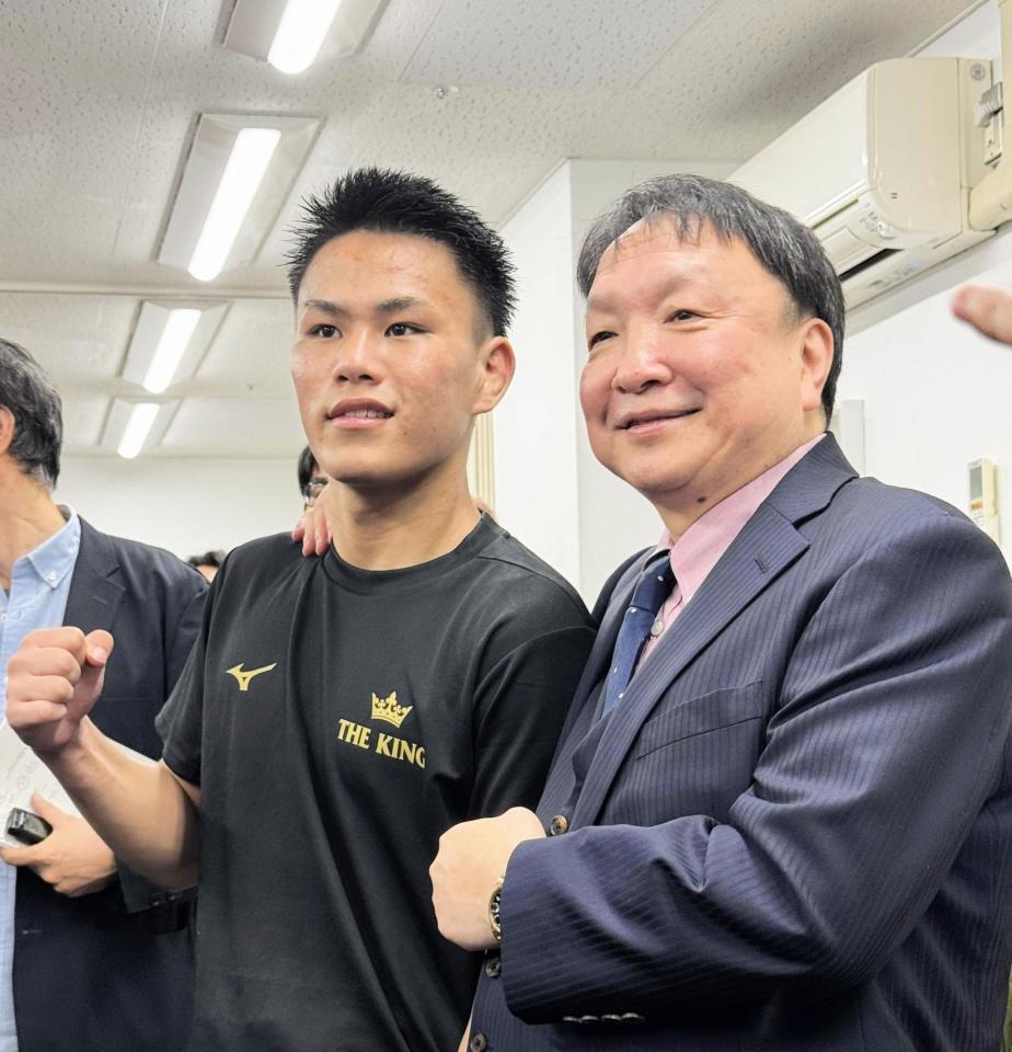 プロデビュー戦で２回ＴＫＯ勝ちした藤木勇我（左）と大橋ジムの大橋秀行会長