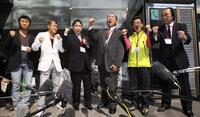 　（左から）内藤大助、亀田興毅、大橋秀行会長、（右から）輪島功一、具志堅用高とともに東日本大震災の被災者にエールを送るガッツ石松さん＝１１年