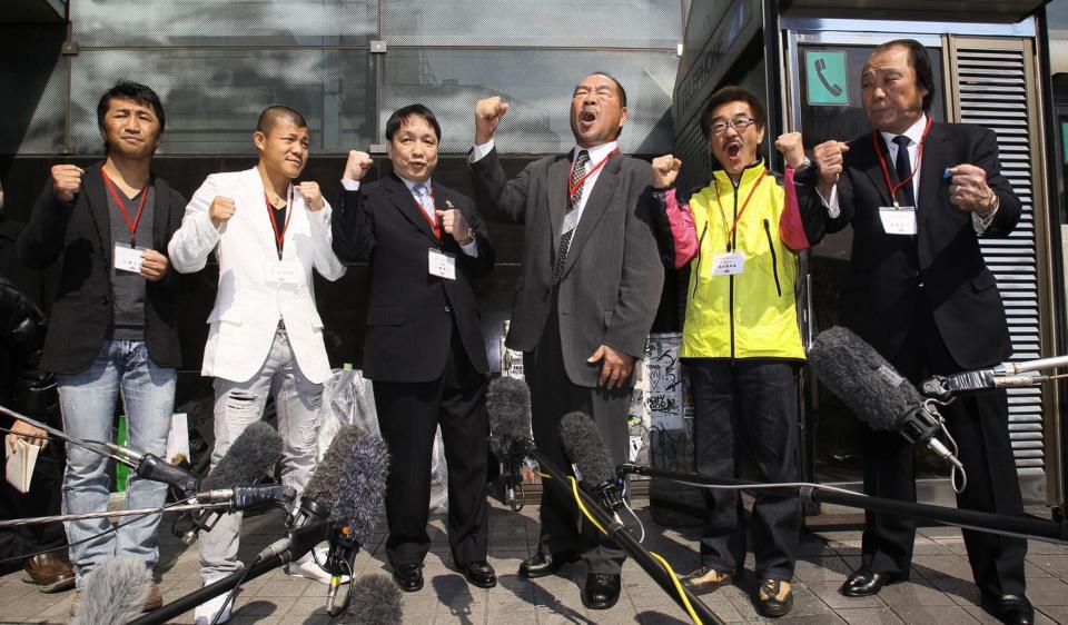 　（左から）内藤大助、亀田興毅、大橋秀行会長、（右から）輪島功一、具志堅用高とともに東日本大震災の被災者にエールを送るガッツ石松さん＝１１年