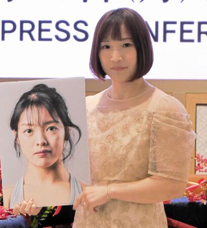 対戦相手のイ・イェジのパネルを手に撮影を行う大島沙緒里
