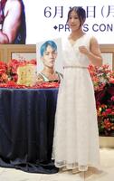 対戦相手のパク・シウのパネルを手に撮影を行う須田萌里