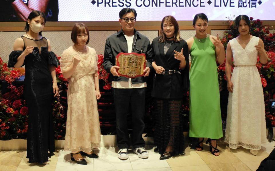 会見に参加した（左から）ケイト・ロータス、大島沙緒里、榊原信行ＣＥＯ、ＲＥＮＡ、ＮＯＥＬ、須田萌里