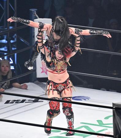 上谷沙弥（上）を攻める林下詩美＝代々木競技場・第二体育館