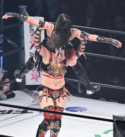 上谷沙弥（上）を攻める林下詩美＝代々木競技場・第二体育館