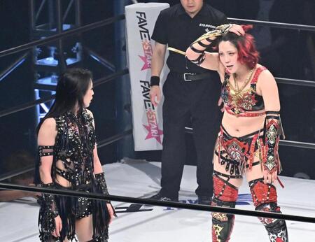 にらみ合う上谷沙弥（左）と林下詩美＝代々木競技場・第二体育館