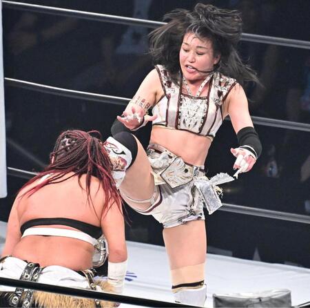 山下りな（左）を攻める朱里