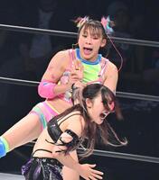 稲葉あずき（手前）を攻めるフワちゃん＝代々木競技場・第二体育館
