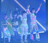 勝利したフワちゃん（右）組