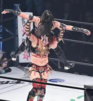 上谷沙弥（上）を攻める林下詩美＝代々木競技場・第二体育館