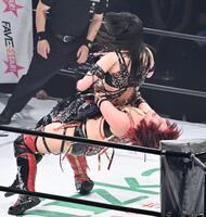 上谷沙弥（上）を攻める林下詩美＝代々木競技場・第二体育館