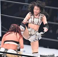 山下りな（左）を攻める朱里