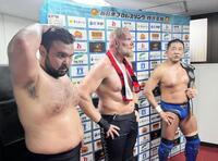 永田裕志（右）、特別参戦したジョシュ・バーネット（中央）とトリオで戦い、刺激を受けたウルフアロン