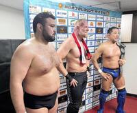 永田裕志（右）、特別参戦したジョシュ・バーネット（中央）とトリオで戦い、刺激を受けたウルフアロン
